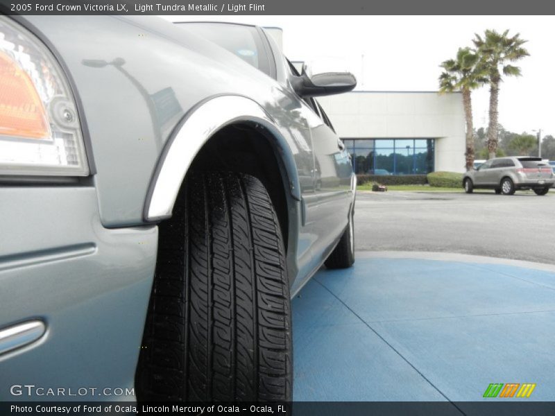 Light Tundra Metallic / Light Flint 2005 Ford Crown Victoria LX