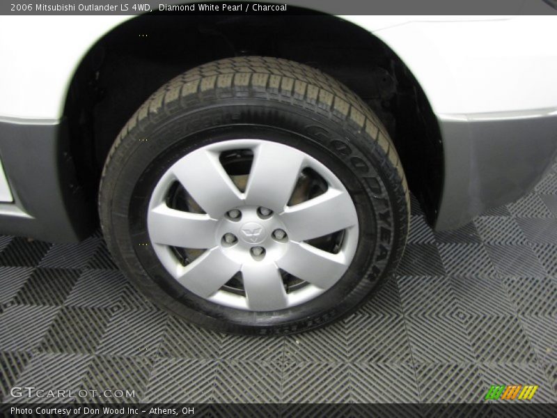Diamond White Pearl / Charcoal 2006 Mitsubishi Outlander LS 4WD