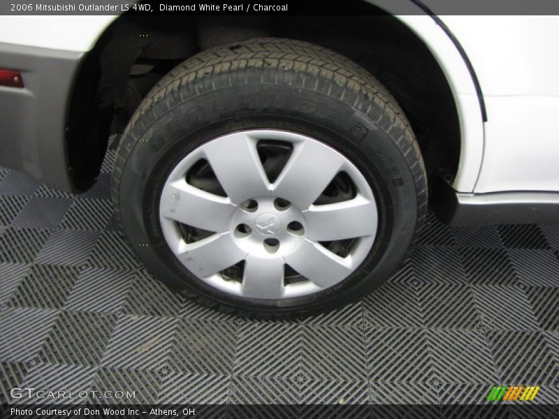 Diamond White Pearl / Charcoal 2006 Mitsubishi Outlander LS 4WD