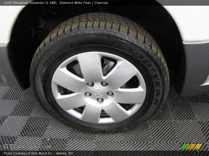 Diamond White Pearl / Charcoal 2006 Mitsubishi Outlander LS 4WD