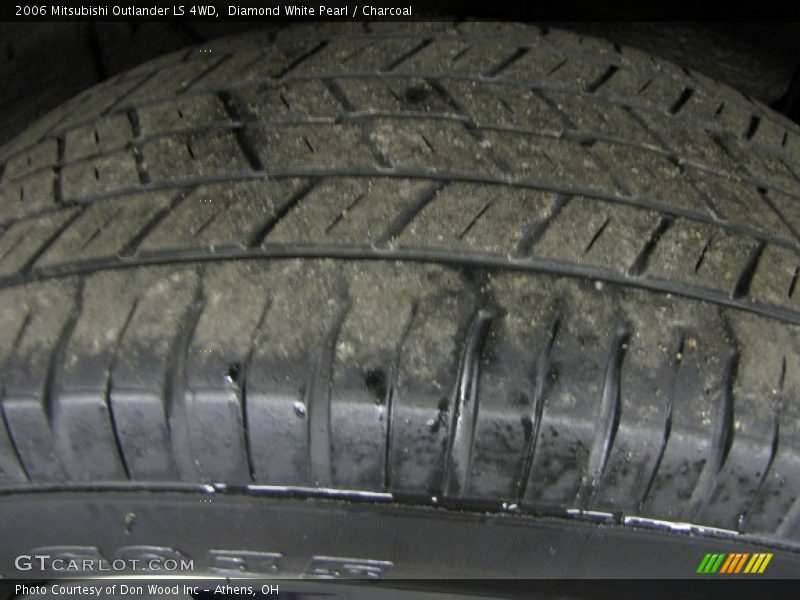 Diamond White Pearl / Charcoal 2006 Mitsubishi Outlander LS 4WD