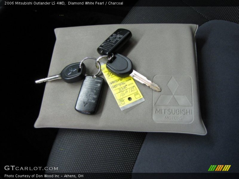 Diamond White Pearl / Charcoal 2006 Mitsubishi Outlander LS 4WD