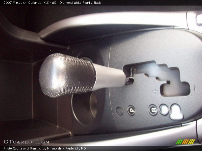 Diamond White Pearl / Black 2007 Mitsubishi Outlander XLS 4WD