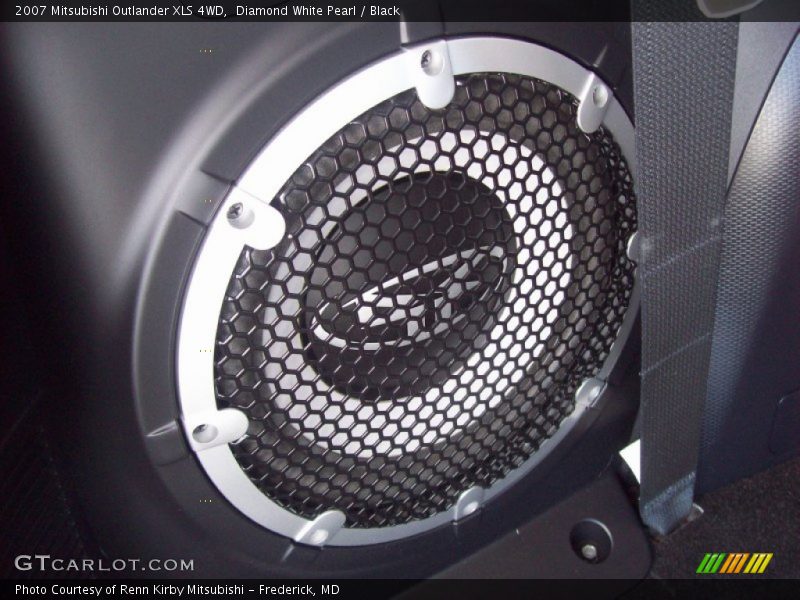 Diamond White Pearl / Black 2007 Mitsubishi Outlander XLS 4WD