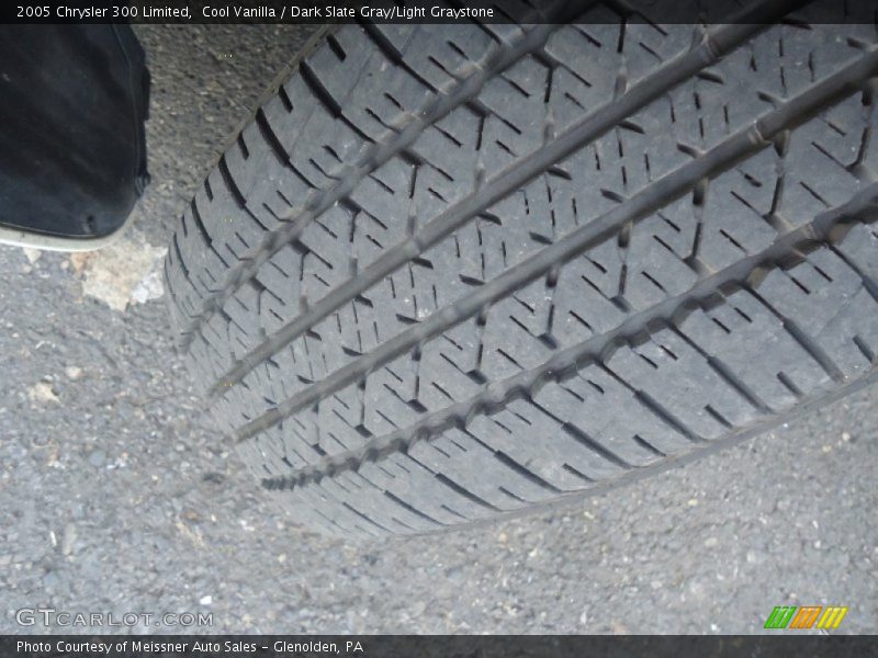 Cool Vanilla / Dark Slate Gray/Light Graystone 2005 Chrysler 300 Limited