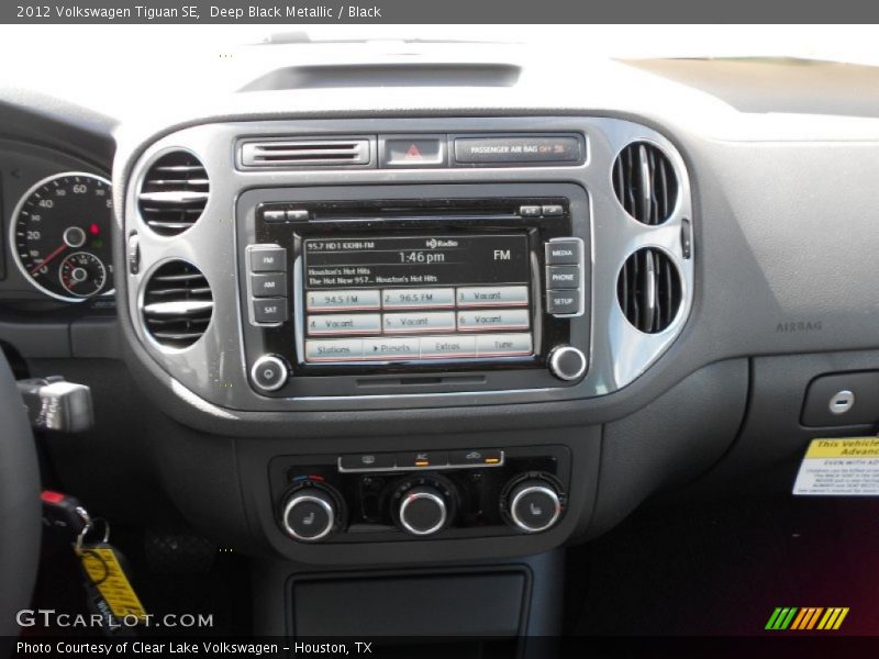 Deep Black Metallic / Black 2012 Volkswagen Tiguan SE