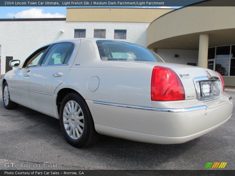 Light French Silk / Medium Dark Parchment/Light Parchment 2004 Lincoln Town Car Ultimate