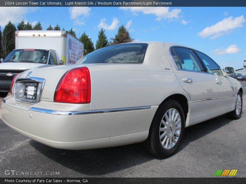 Light French Silk / Medium Dark Parchment/Light Parchment 2004 Lincoln Town Car Ultimate
