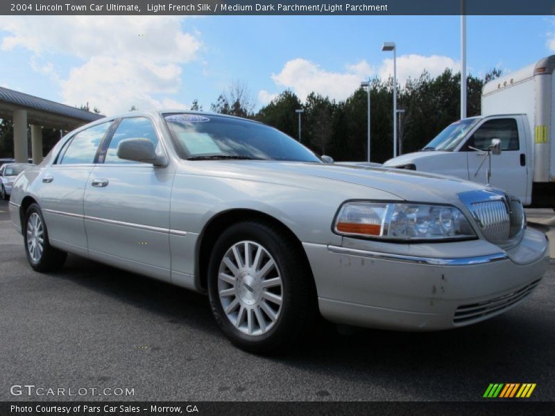 Light French Silk / Medium Dark Parchment/Light Parchment 2004 Lincoln Town Car Ultimate