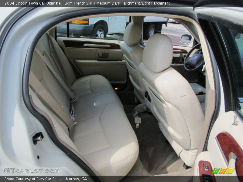 Light French Silk / Medium Dark Parchment/Light Parchment 2004 Lincoln Town Car Ultimate
