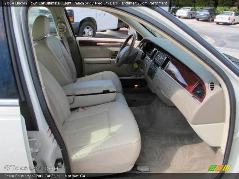 Light French Silk / Medium Dark Parchment/Light Parchment 2004 Lincoln Town Car Ultimate