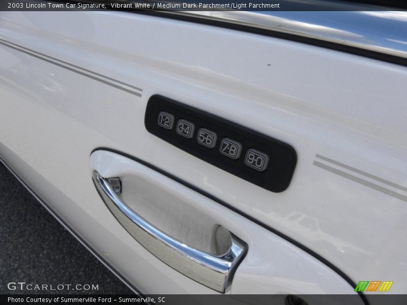 Vibrant White / Medium Dark Parchment/Light Parchment 2003 Lincoln Town Car Signature