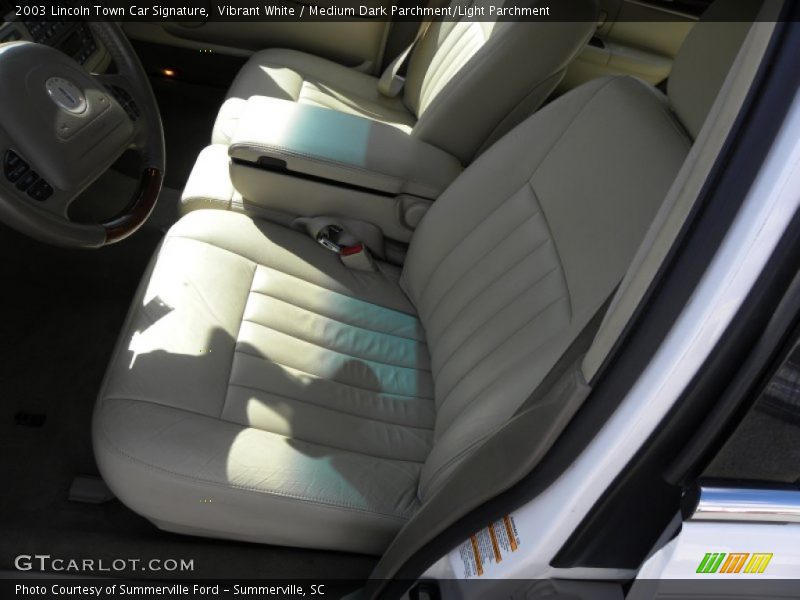 Vibrant White / Medium Dark Parchment/Light Parchment 2003 Lincoln Town Car Signature