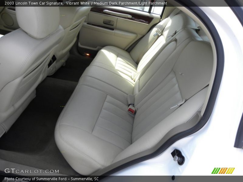 Vibrant White / Medium Dark Parchment/Light Parchment 2003 Lincoln Town Car Signature