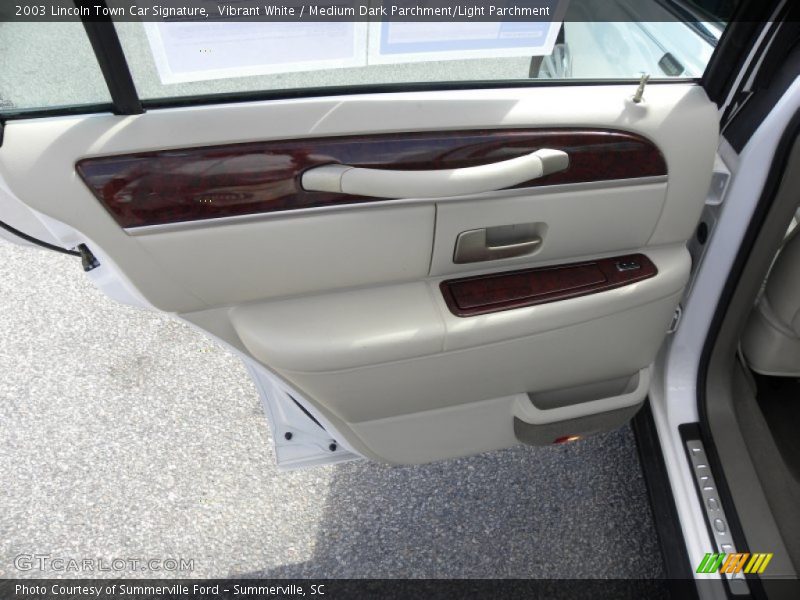 Vibrant White / Medium Dark Parchment/Light Parchment 2003 Lincoln Town Car Signature
