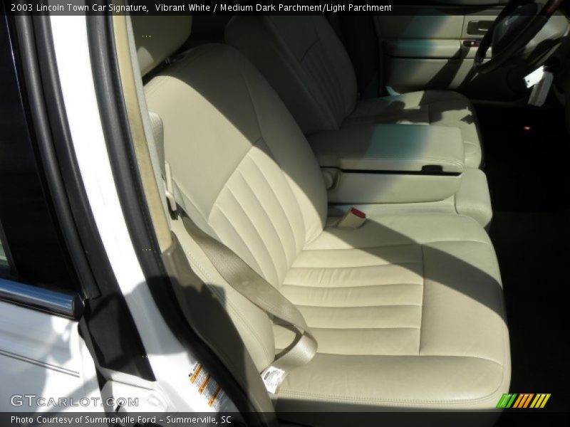 Vibrant White / Medium Dark Parchment/Light Parchment 2003 Lincoln Town Car Signature