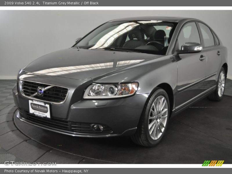 Titanium Grey Metallic / Off Black 2009 Volvo S40 2.4i