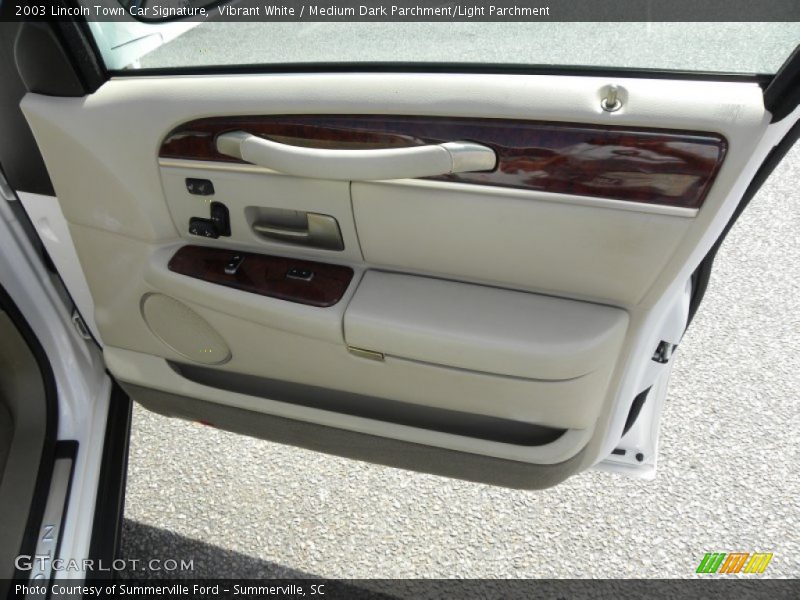 Vibrant White / Medium Dark Parchment/Light Parchment 2003 Lincoln Town Car Signature