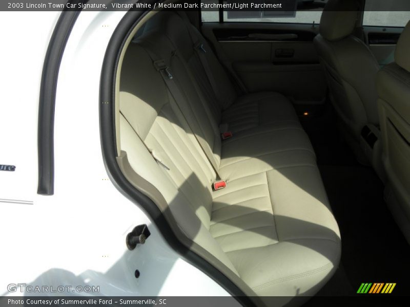 Vibrant White / Medium Dark Parchment/Light Parchment 2003 Lincoln Town Car Signature