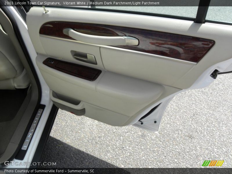 Vibrant White / Medium Dark Parchment/Light Parchment 2003 Lincoln Town Car Signature