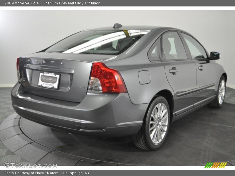Titanium Grey Metallic / Off Black 2009 Volvo S40 2.4i