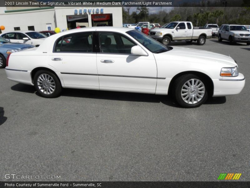 Vibrant White / Medium Dark Parchment/Light Parchment 2003 Lincoln Town Car Signature