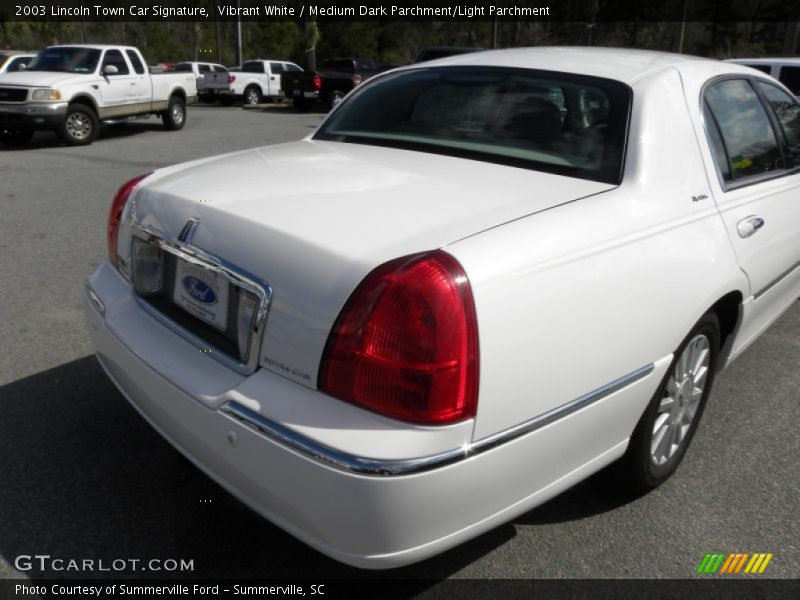 Vibrant White / Medium Dark Parchment/Light Parchment 2003 Lincoln Town Car Signature