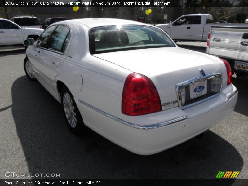Vibrant White / Medium Dark Parchment/Light Parchment 2003 Lincoln Town Car Signature