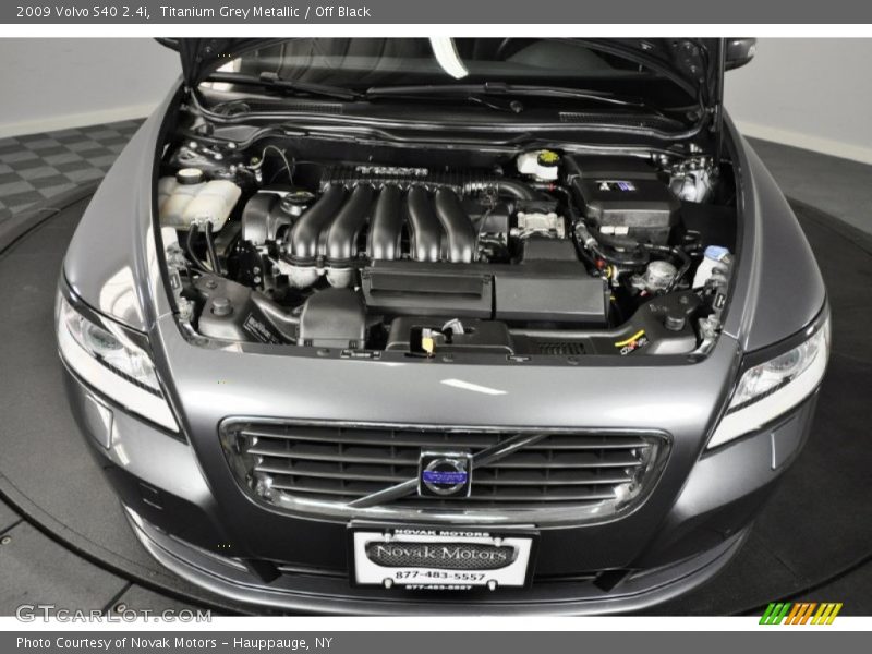 Titanium Grey Metallic / Off Black 2009 Volvo S40 2.4i