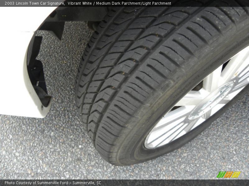 Vibrant White / Medium Dark Parchment/Light Parchment 2003 Lincoln Town Car Signature