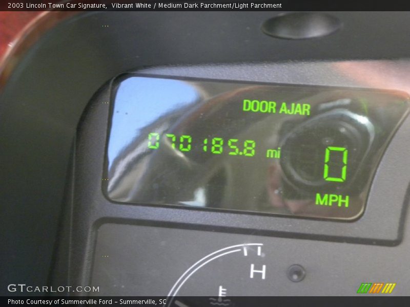 Vibrant White / Medium Dark Parchment/Light Parchment 2003 Lincoln Town Car Signature