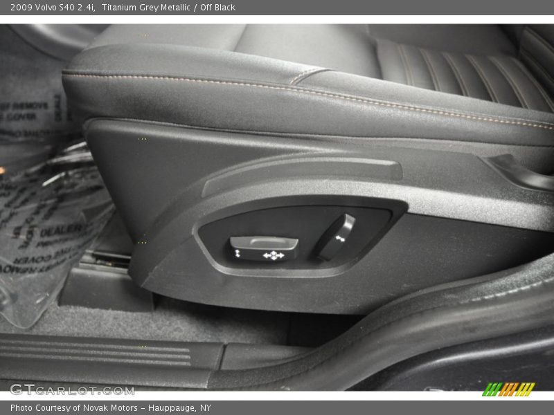 Titanium Grey Metallic / Off Black 2009 Volvo S40 2.4i