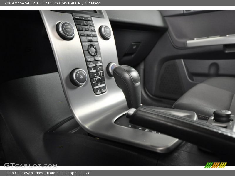 Titanium Grey Metallic / Off Black 2009 Volvo S40 2.4i