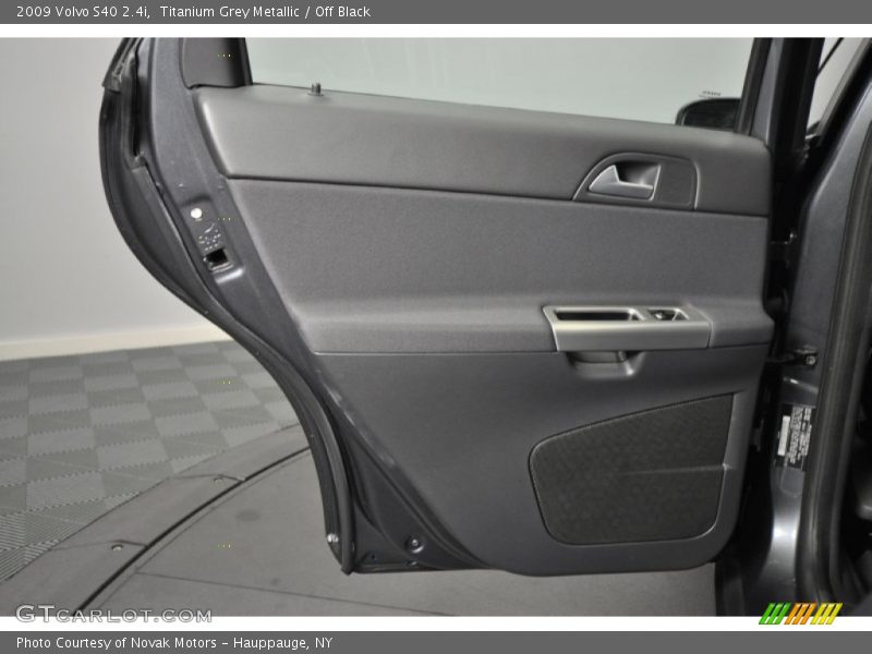 Titanium Grey Metallic / Off Black 2009 Volvo S40 2.4i