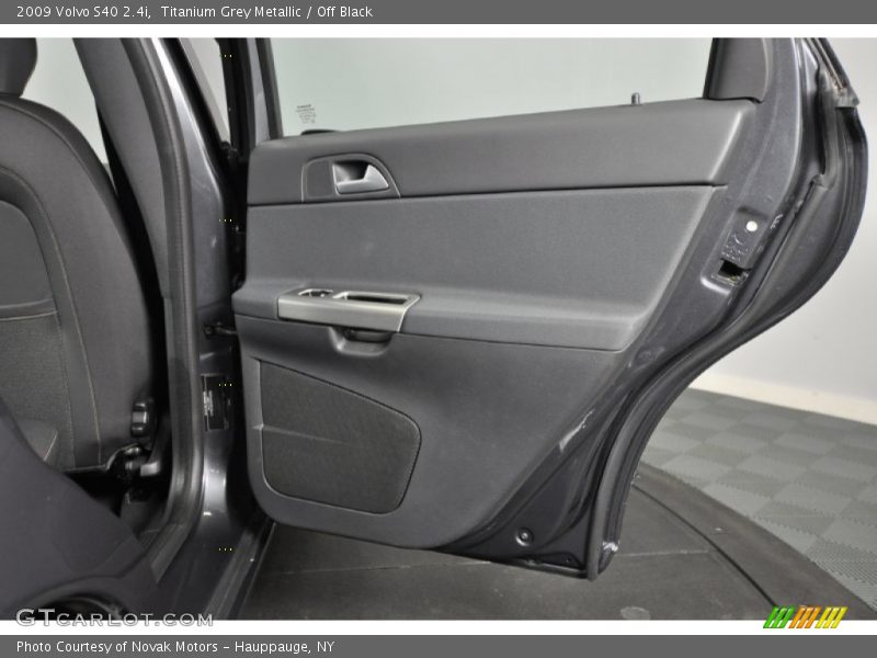 Titanium Grey Metallic / Off Black 2009 Volvo S40 2.4i