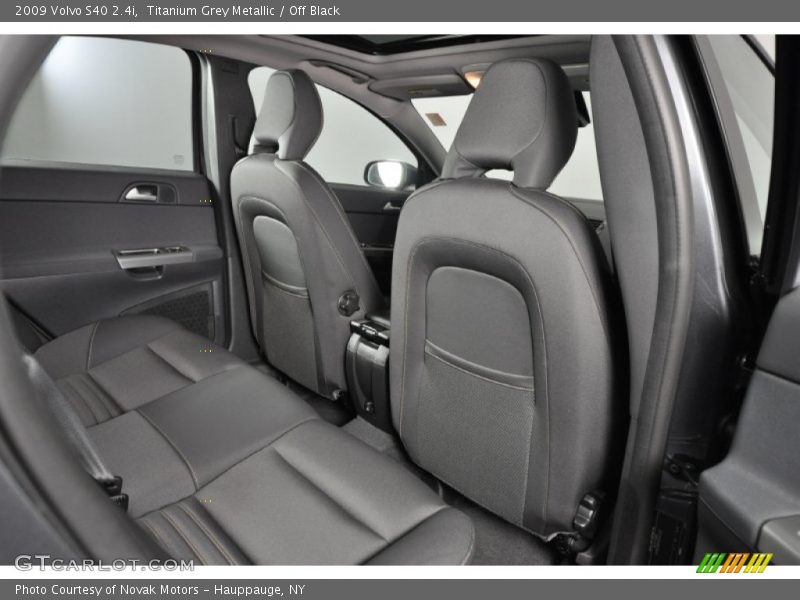 Titanium Grey Metallic / Off Black 2009 Volvo S40 2.4i
