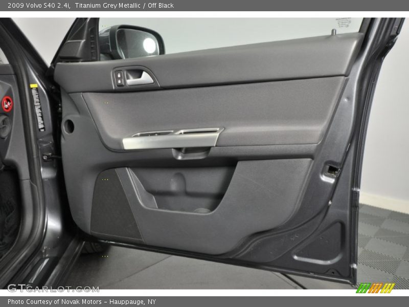 Titanium Grey Metallic / Off Black 2009 Volvo S40 2.4i