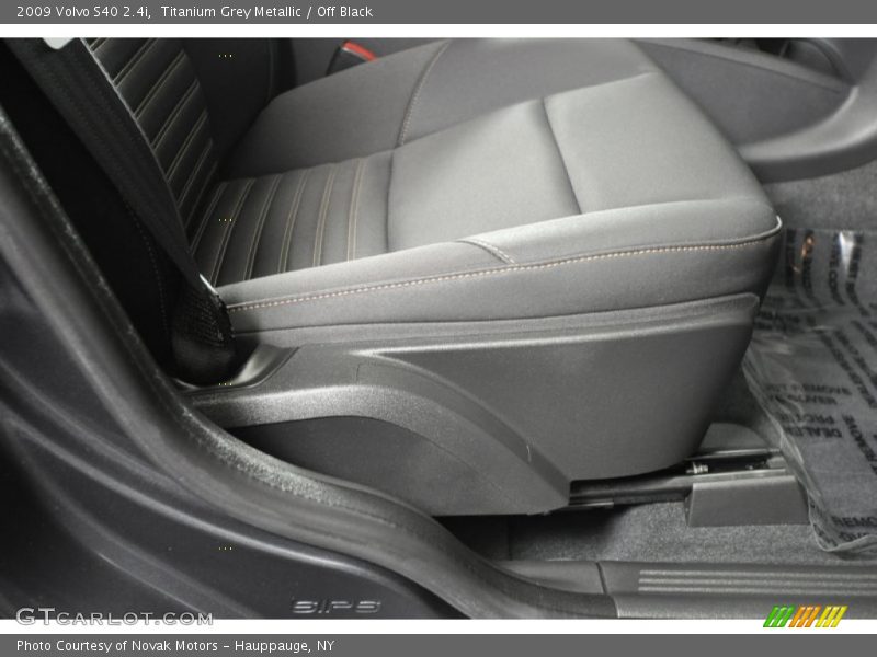 Titanium Grey Metallic / Off Black 2009 Volvo S40 2.4i