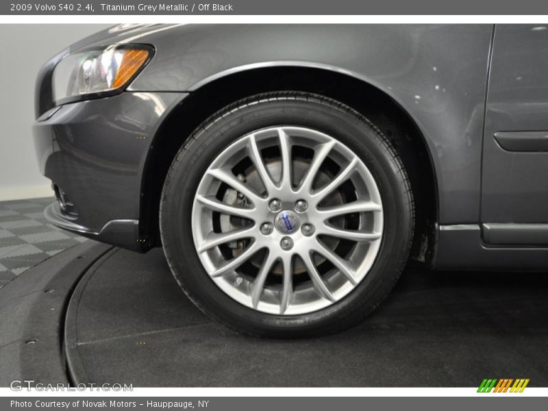 Titanium Grey Metallic / Off Black 2009 Volvo S40 2.4i