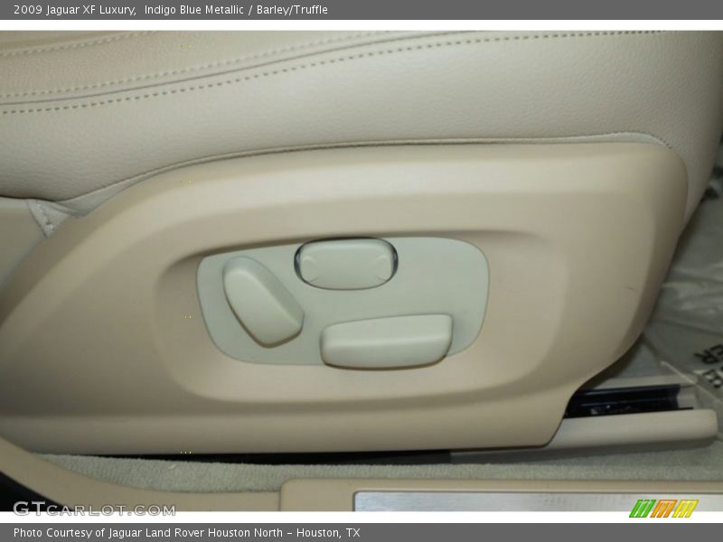 Controls of 2009 XF Luxury