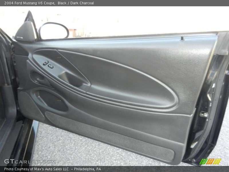 Black / Dark Charcoal 2004 Ford Mustang V6 Coupe