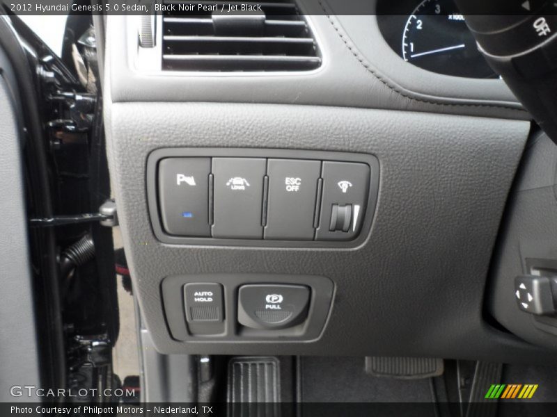 Controls of 2012 Genesis 5.0 Sedan