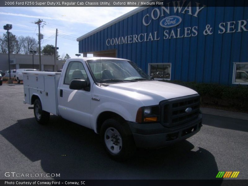Oxford White / Medium Flint 2006 Ford F250 Super Duty XL Regular Cab Chassis Utility