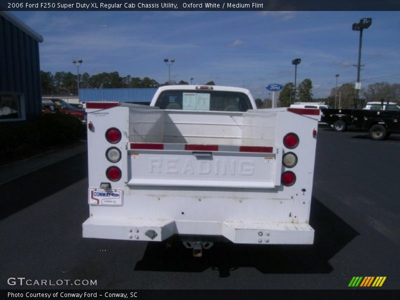 Oxford White / Medium Flint 2006 Ford F250 Super Duty XL Regular Cab Chassis Utility