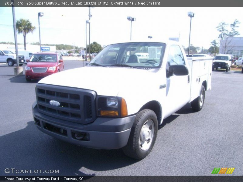 Oxford White / Medium Flint 2006 Ford F250 Super Duty XL Regular Cab Chassis Utility