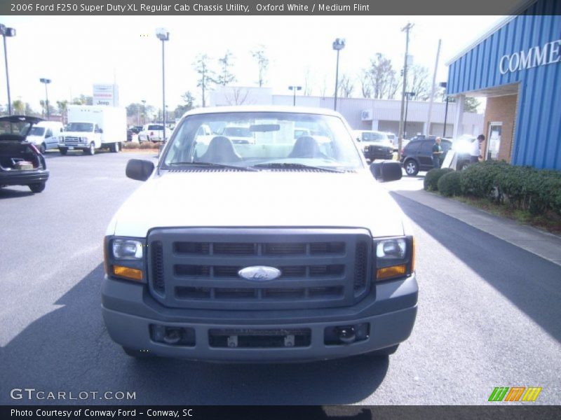Oxford White / Medium Flint 2006 Ford F250 Super Duty XL Regular Cab Chassis Utility