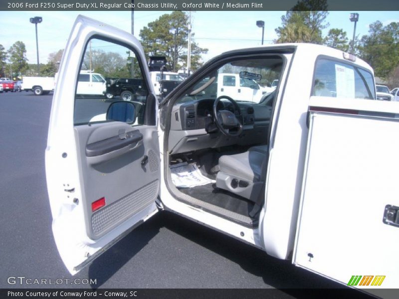 Oxford White / Medium Flint 2006 Ford F250 Super Duty XL Regular Cab Chassis Utility