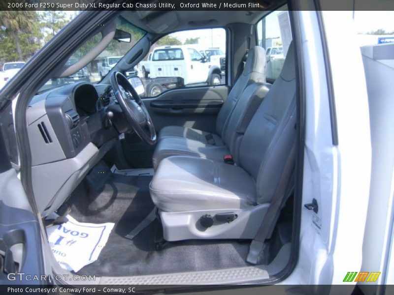 Oxford White / Medium Flint 2006 Ford F250 Super Duty XL Regular Cab Chassis Utility