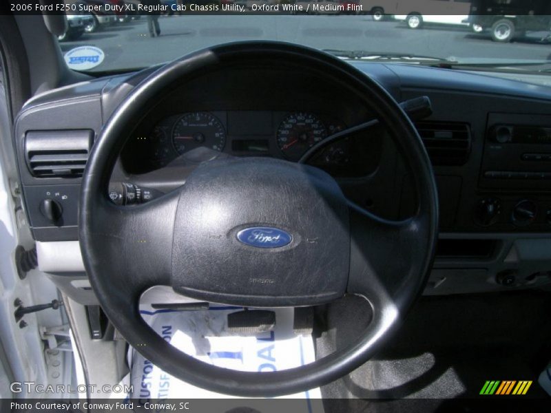Oxford White / Medium Flint 2006 Ford F250 Super Duty XL Regular Cab Chassis Utility