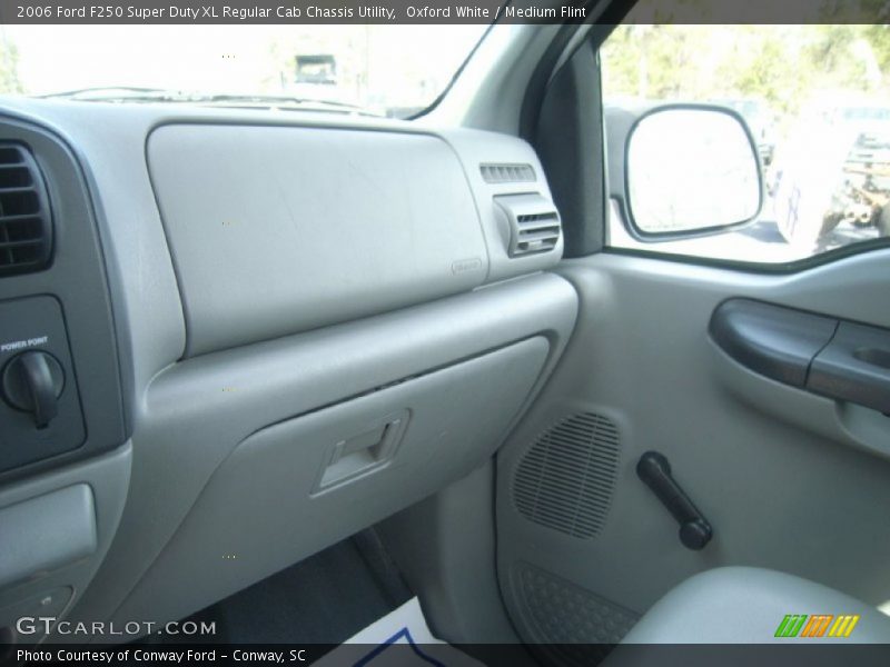 Oxford White / Medium Flint 2006 Ford F250 Super Duty XL Regular Cab Chassis Utility